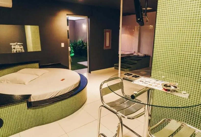 スタンダードスタジオ, Champagne Motel By Drops