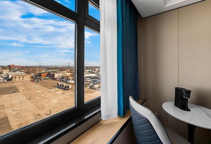 家庭间, Ly New York