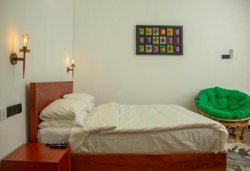 غرفة قياسية مزوَّدة بشُرفة, Tiki Taka