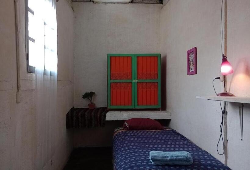 اتاق استاندارد با سرویس بهداشتی مشترک, La Guarida Del Caudillo