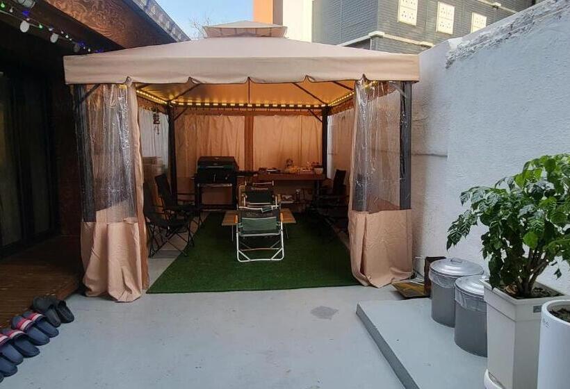 غرفة عائلية مطلّة علي الحديقة, Young House