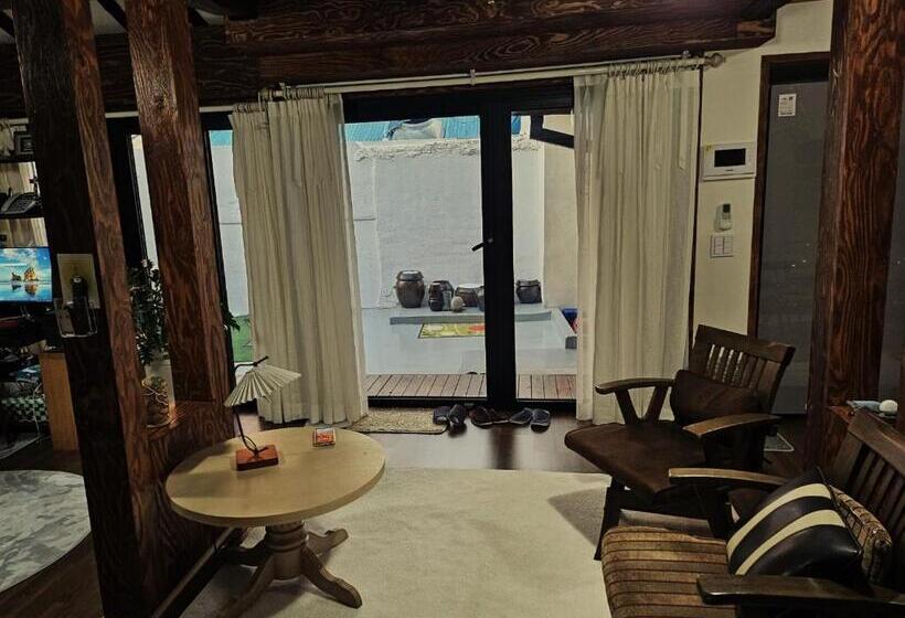 غرفة عائلية مطلّة علي الحديقة, Young House