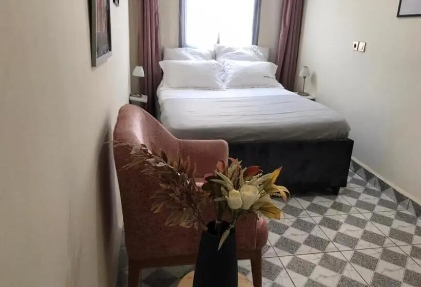 استودیوی استاندارد, Apartment Paris