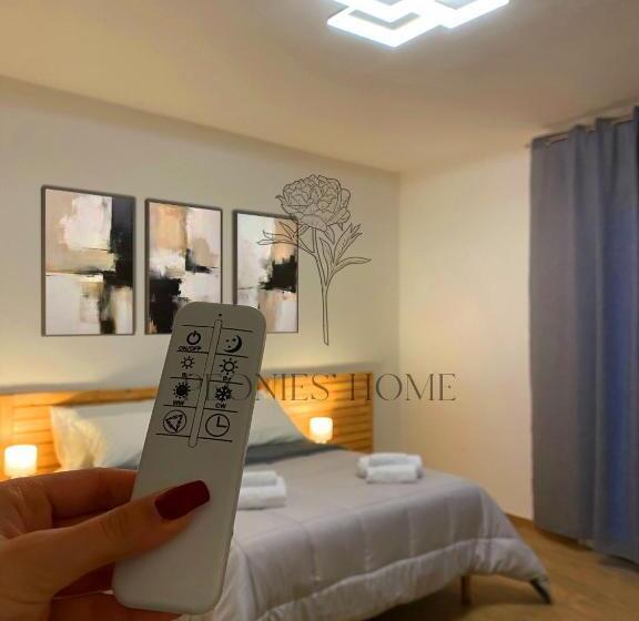 חדר משפחתי, Peonies  Home