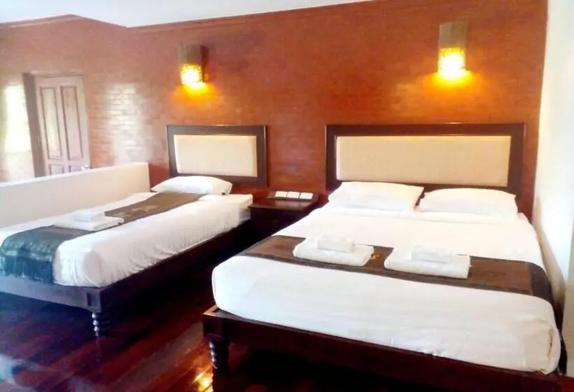Deluxe Kolmen Hengen Huone, Saensukkho Green Hotel & Resort