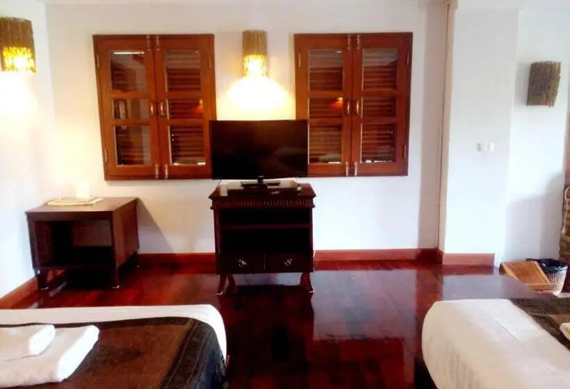 Deluxe Kolmen Hengen Huone, Saensukkho Green Hotel & Resort