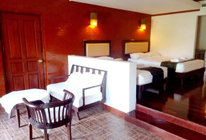 Deluxe Kolmen Hengen Huone, Saensukkho Green Hotel & Resort