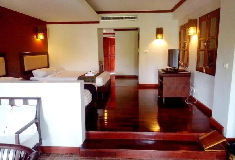 Deluxe Kolmen Hengen Huone, Saensukkho Green Hotel & Resort