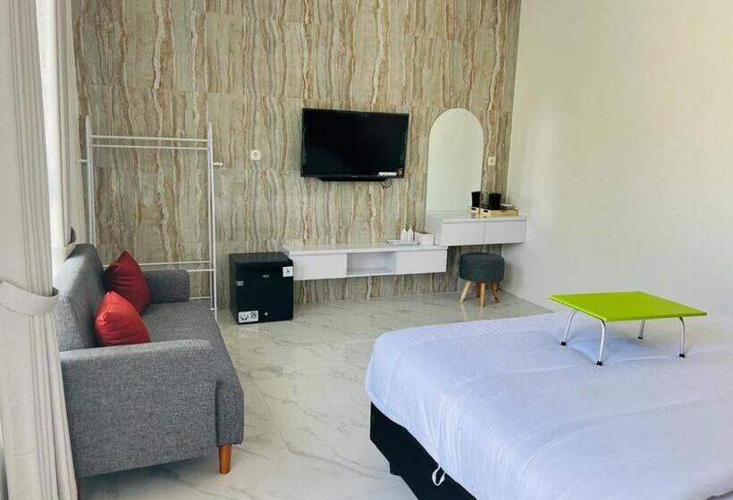 Номер Deluxe, Urbanview Hotel Nimara Ngawi By Reddoorz