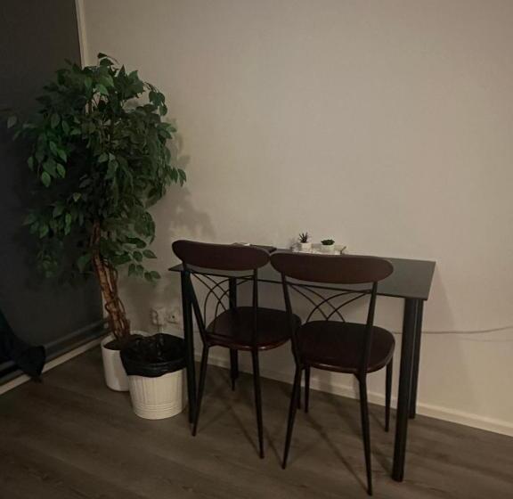 חדר משפחתי דלוקס, Li Keskipiste