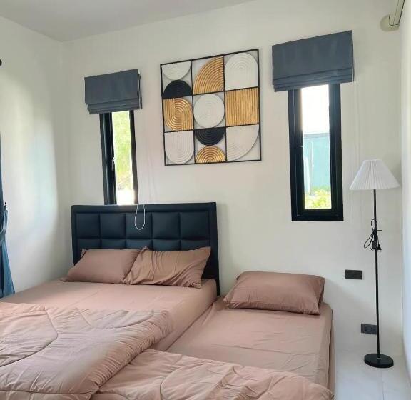 غرفة قياسية مطلّة علي حمام السباحة, B.leaf Villa บีลีฟ วิลล่า