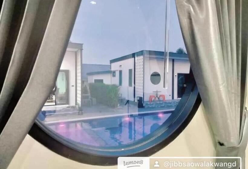 غرفة قياسية مطلّة علي حمام السباحة, B.leaf Villa บีลีฟ วิลล่า