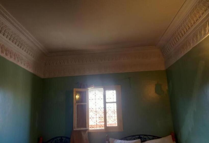 הכלכלה חדר לארבעה עם מקלחת משותפת, Hôtel Hicham