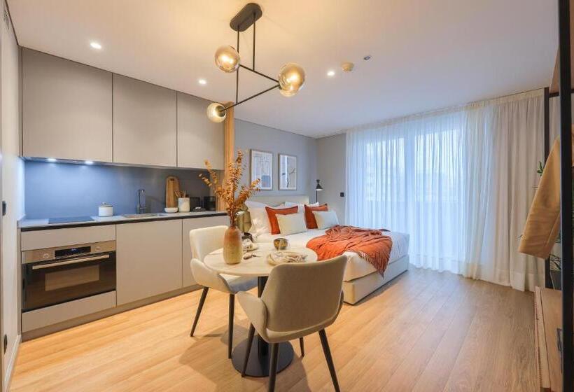 דירה בת חדר שינה 1 עם מרפסת, Nôma Living Icon Apartments