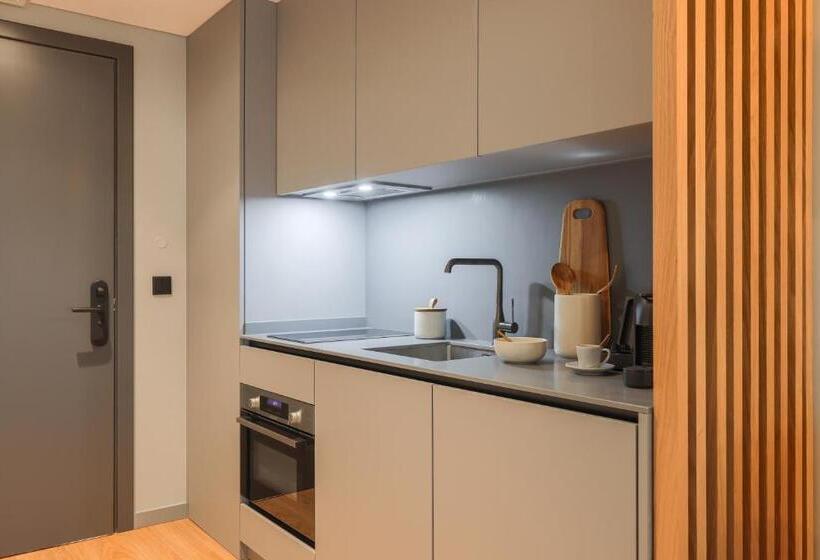 דירה בת חדר שינה 1 עם מרפסת, Nôma Living Icon Apartments