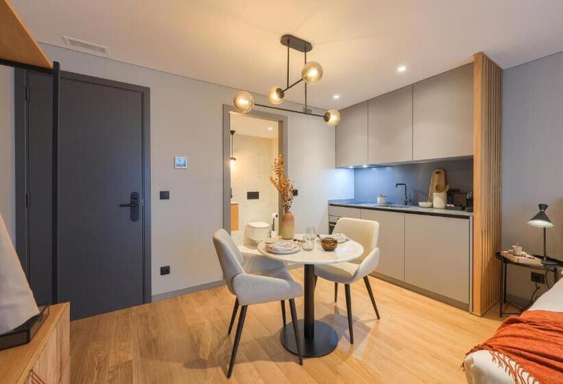 דירת שני חדרים עם מרפת, Nôma Living Icon Apartments