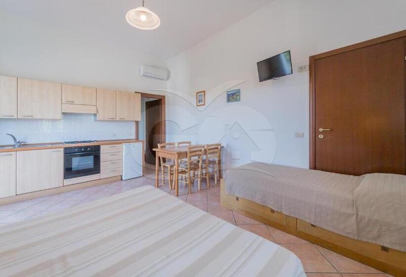 带露台的标准工作室, Residence Gli Olmi Goelba