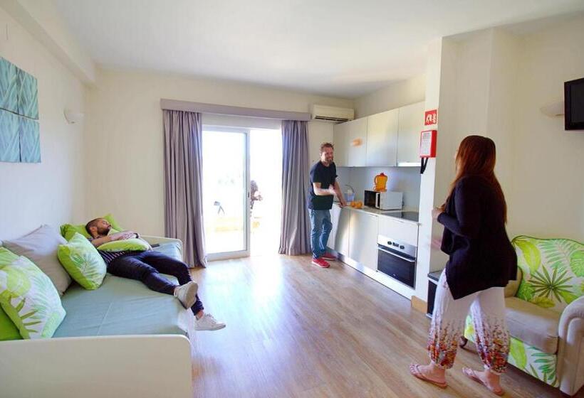 شقة غرفة واحدة, Wot Algarve