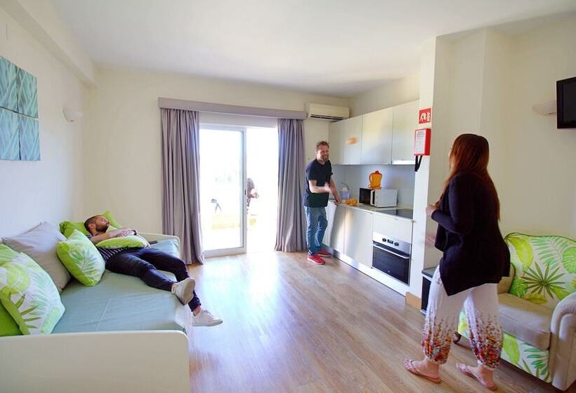 شقة غرفة واحدة, Wot Algarve