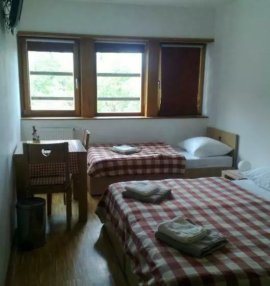 اتاق استاندارد سه نفره, Celjska Koca