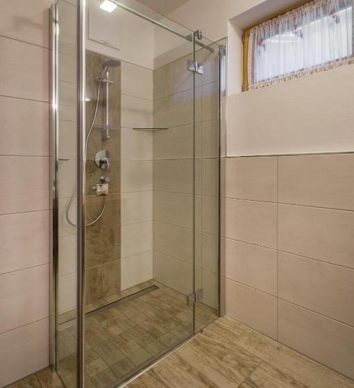 شقة غرفتين نوم مزودة بتراس, Historischer Bauernhof Schabus