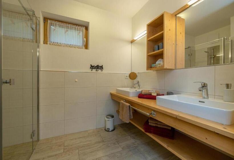 شقة غرفتين نوم مزودة بتراس, Historischer Bauernhof Schabus