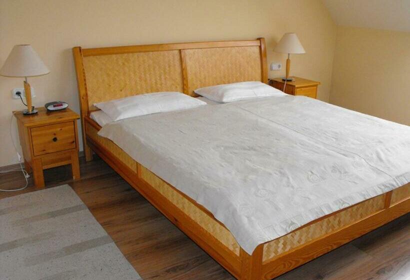 スタンダードルーム, Józsi Bácsi Vendéglője és Szállodája