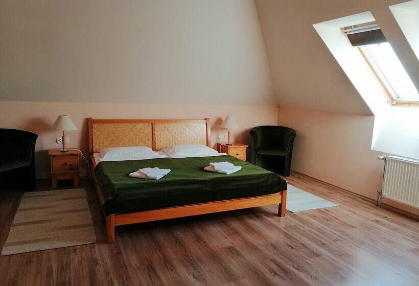 スタンダードルーム, Józsi Bácsi Vendéglője és Szállodája