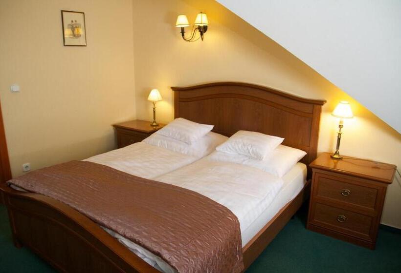 اتاق استاندارد سه نفره, Platán