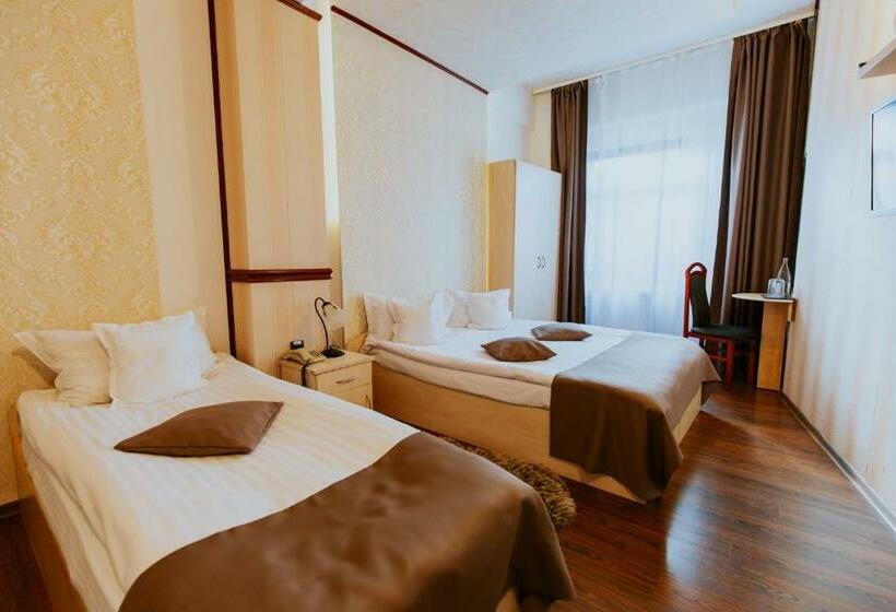 标准三人间, Restaurant Park