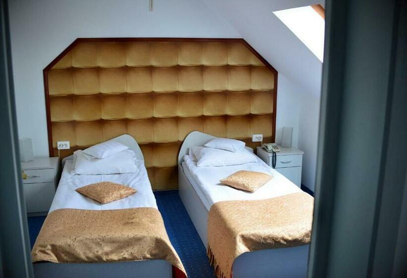 标准三人间, Restaurant Park