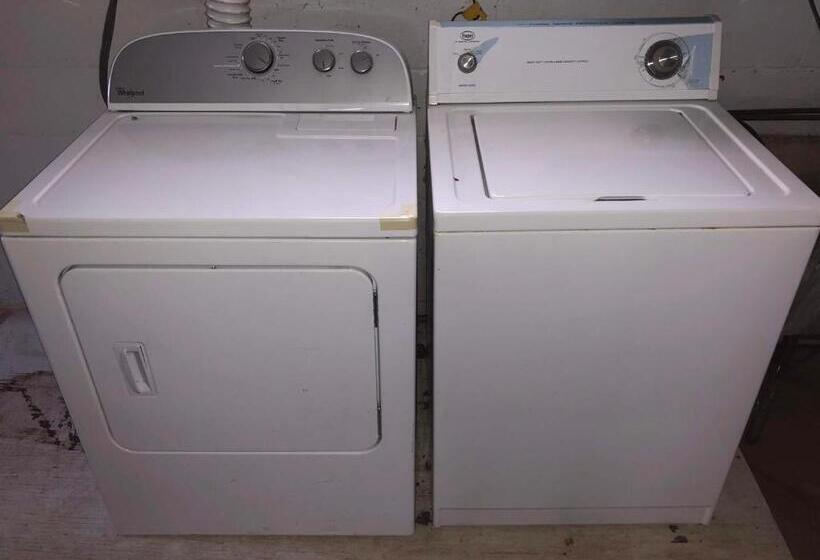 4间卧室的房子, Plantation Motel