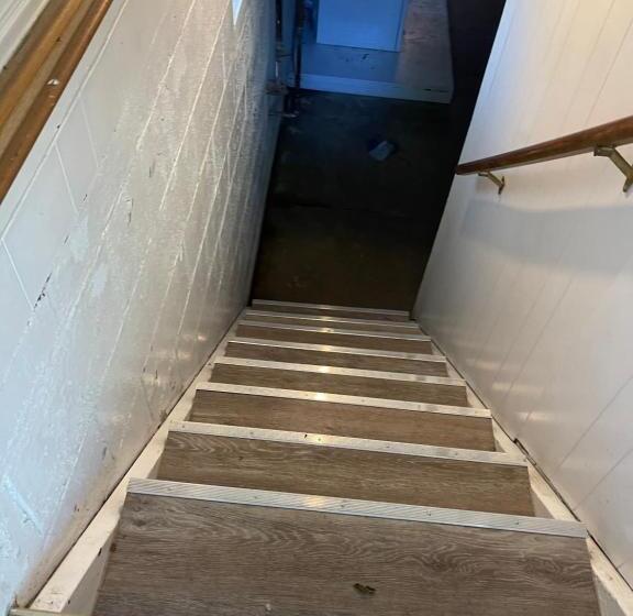 4间卧室的房子, Plantation Motel