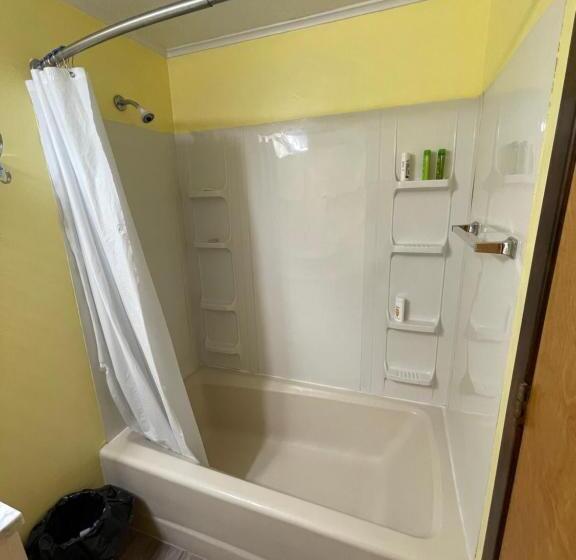 3间卧室的房子, Plantation Motel