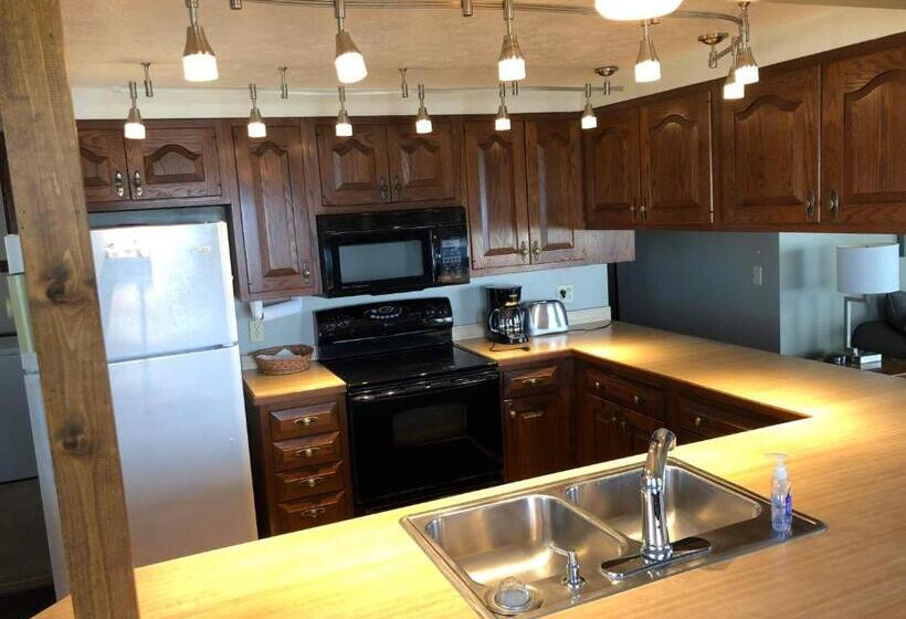 3间卧室的房子, Plantation Motel