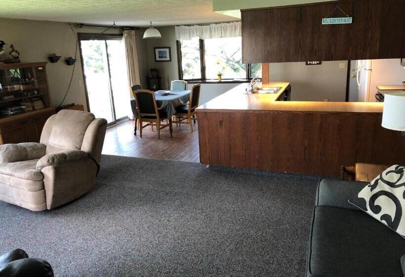 3间卧室的房子, Plantation Motel