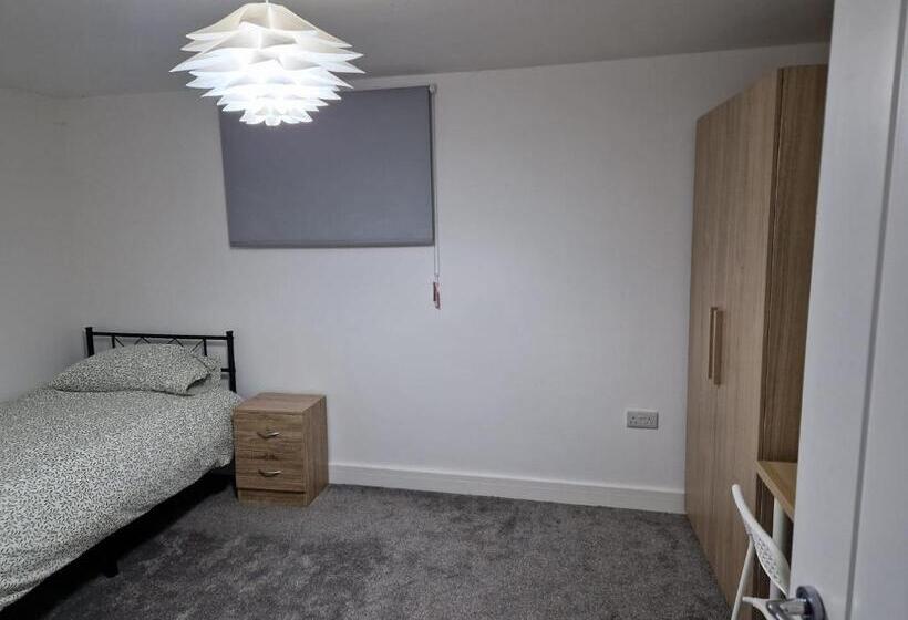 ルームシェアのワンベッド, Juan