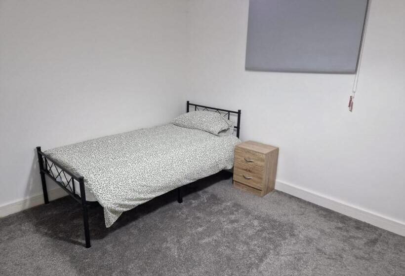 ルームシェアのワンベッド, Juan