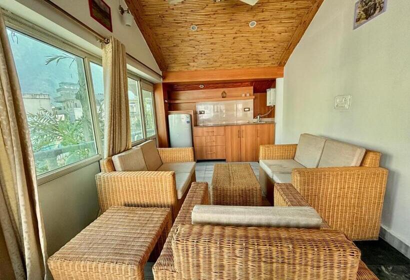 جناح مزوَّد بشرفة, Sailani Lostels