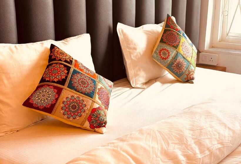 جناح مزوَّد بشرفة, Sailani Lostels