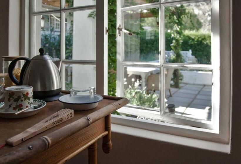 스탠다드 룸 킹사이즈 침대, The Montagu Coach House