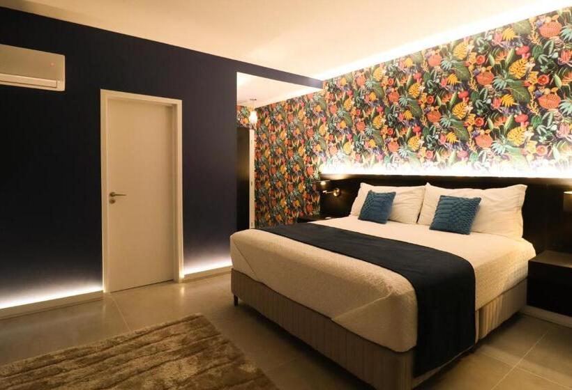 Suite with lake view, The View