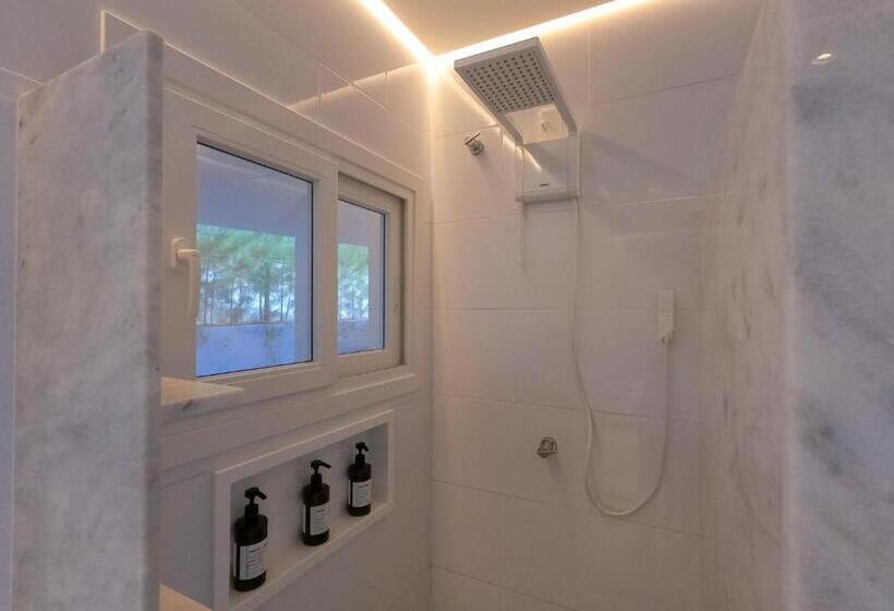 Suite with lake view, The View