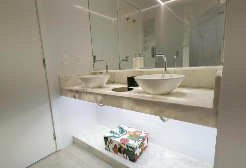 Suite with lake view, The View