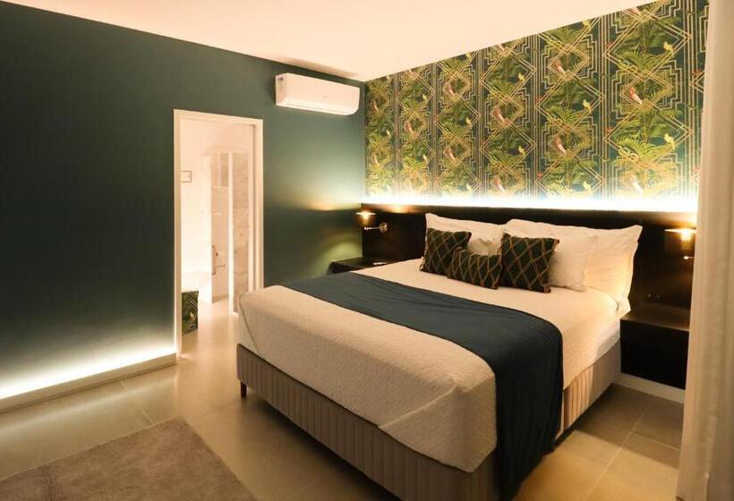 Suite with lake view, The View