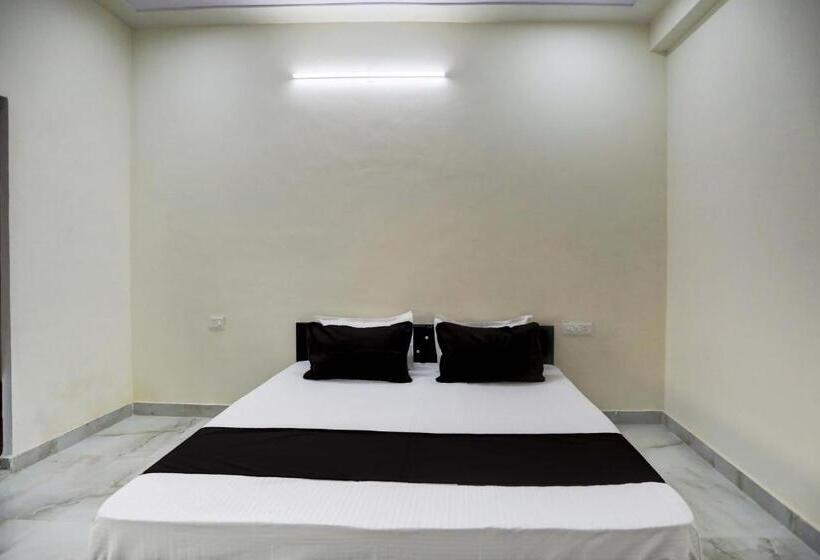 اتاق کلاسیک سه تخته, Oyo Hotel Divine
