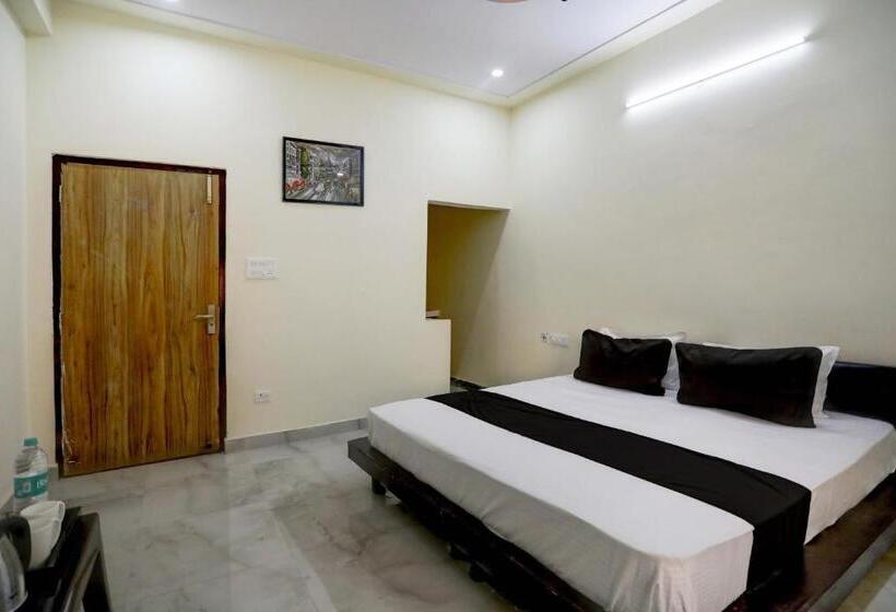 اتاق کلاسیک سه تخته, Oyo Hotel Divine