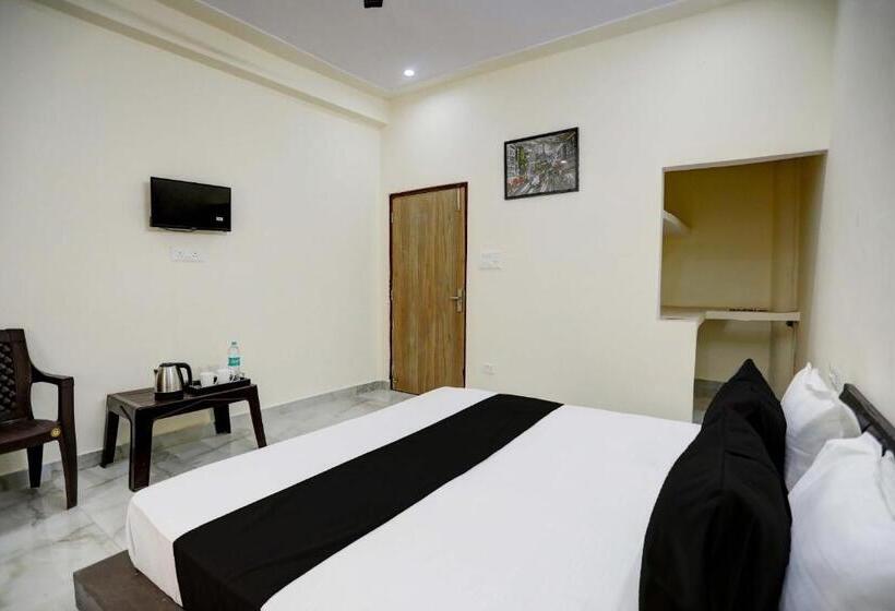 اتاق کلاسیک سه تخته, Oyo Hotel Divine