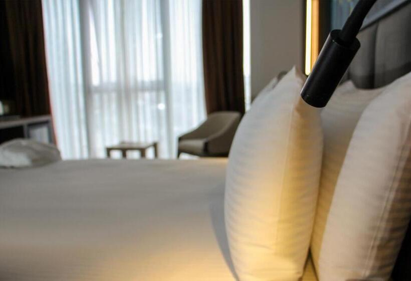 اتاق لوکس با تخت بزرگ, S Class Hotel Convention Center