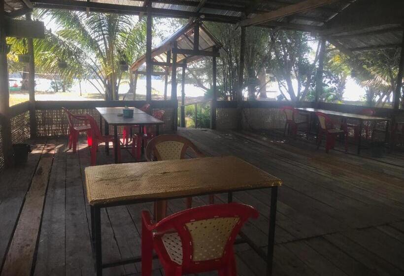 غرفة قياسية مطلّة علي البحر مزوَّدة بشُرفة, Naks Shack